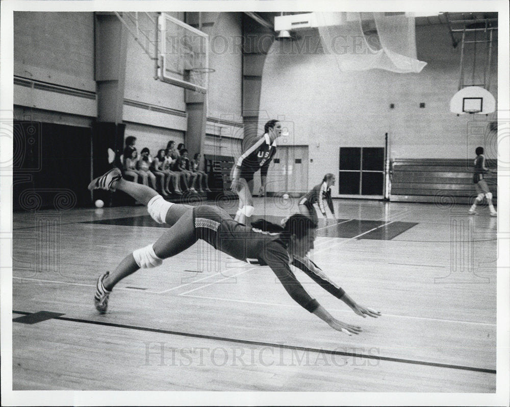 Press Photo Debbie Green + team in exercises - Historic Images