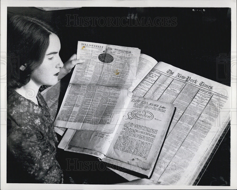 Press Photo woman reads The New York Times - Historic Images