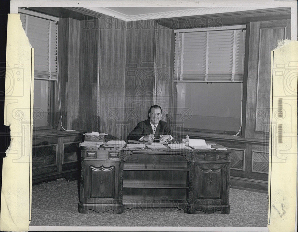 Press Photo Happy Chandler desk - Historic Images