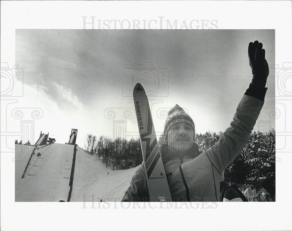 Press Photo man skiing hill - Historic Images