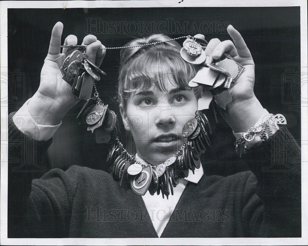 1966 Press Photo Chain of Awards. - Historic Images