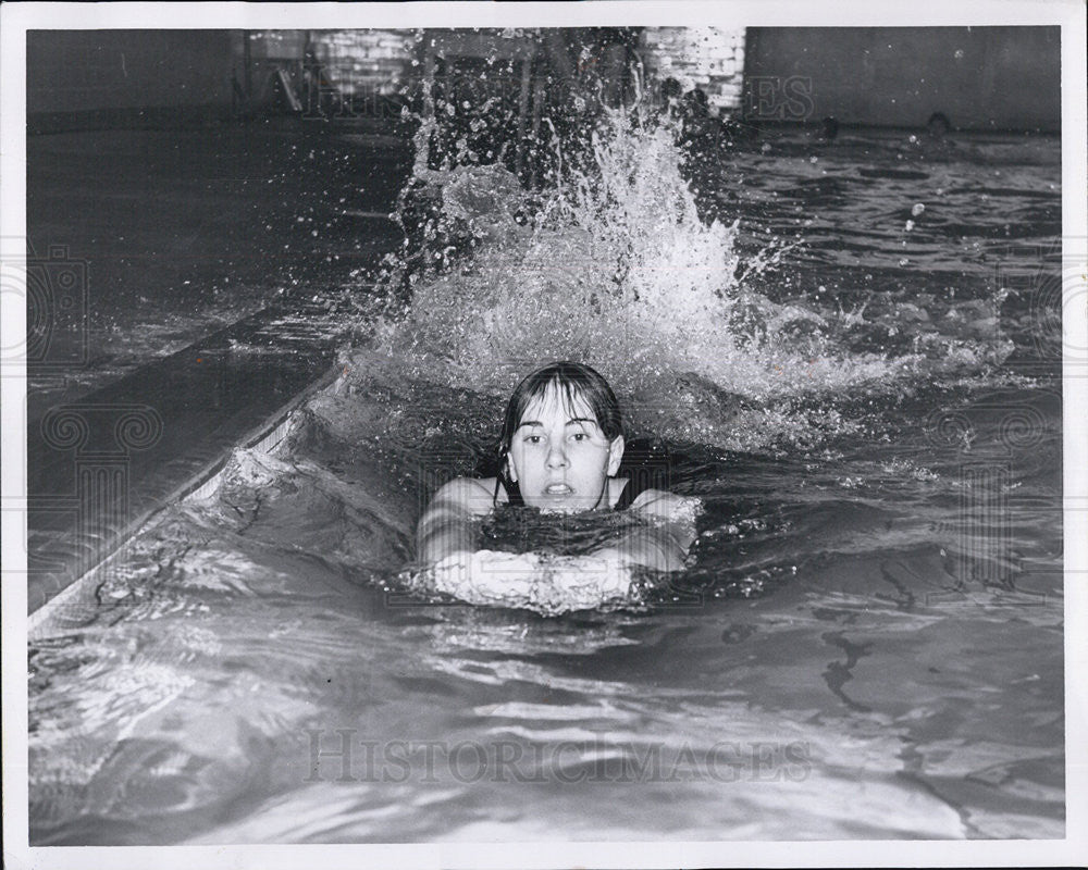 1966 Press Photo Swimmer Joanne S. paddles with float. - Historic Images