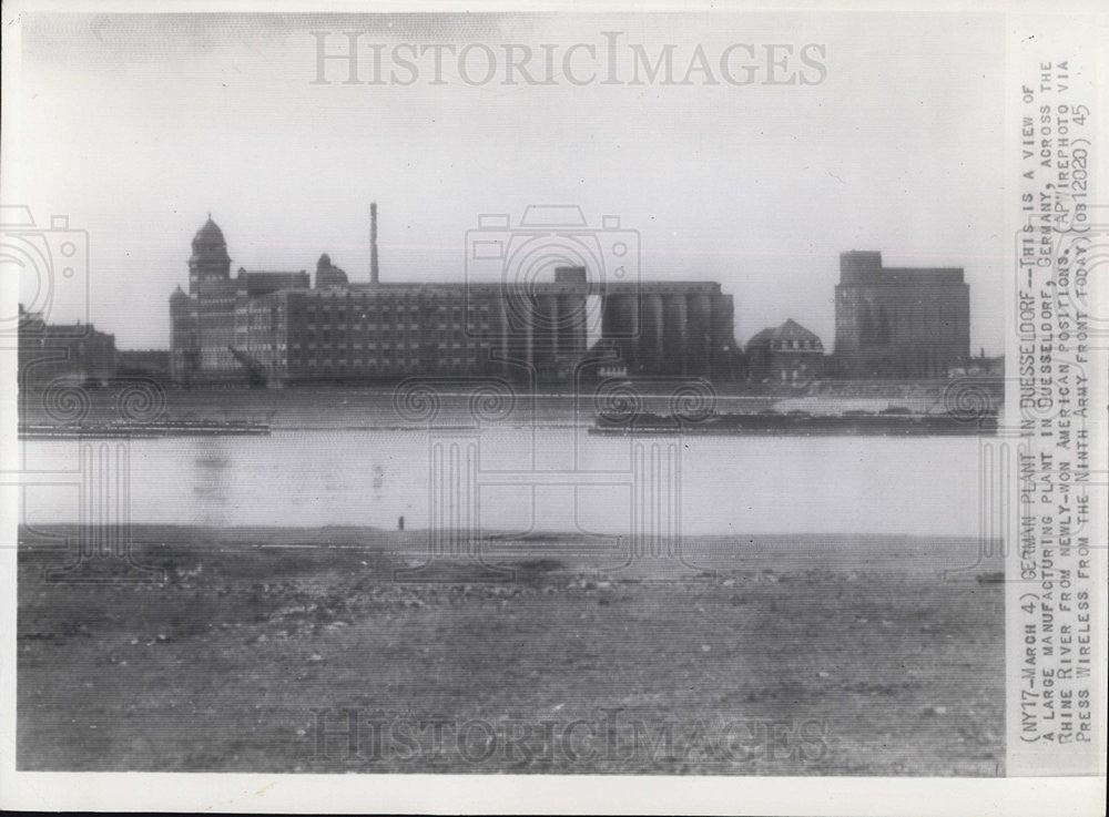 1945 Press Photo Large Manufacturing Plant Duesseldorf  Germay Rhine River - Historic Images