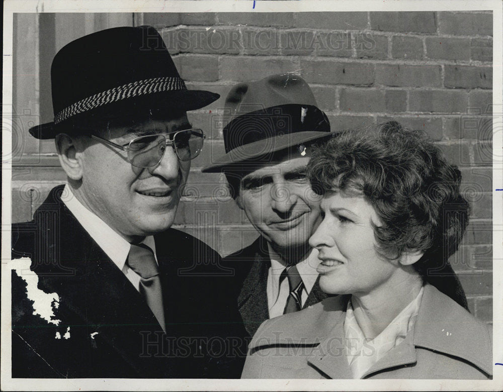 1975 Press Photo TV Stars Telly Savalas, Dan Frazer, Jean LeBouvier. - Historic Images