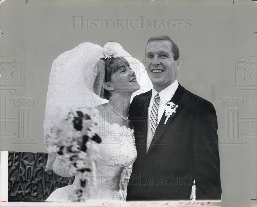 1967 Press Photo Glenn Becker Cubs Second Baseball, with his bride. - Historic Images