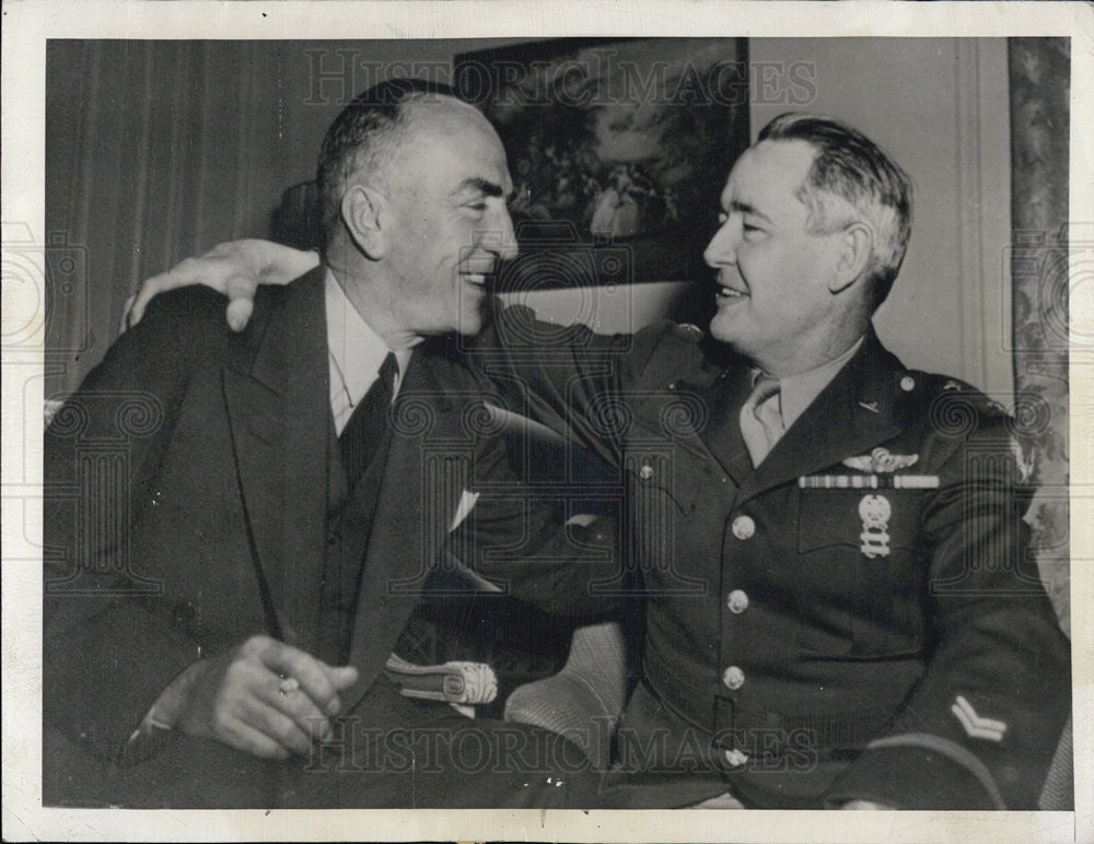 1942 Press Photo Capt. Eddie Richenbacker and Maj Gen Barney M. Giles. - Historic Images