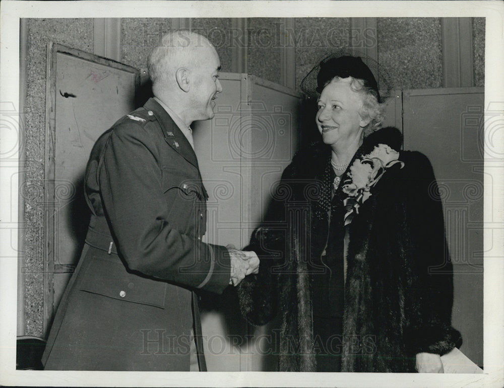 1942 Press Photo Mrs.Eddie Rickenbacker congratulates by Col.E.R Dupuy. - Historic Images