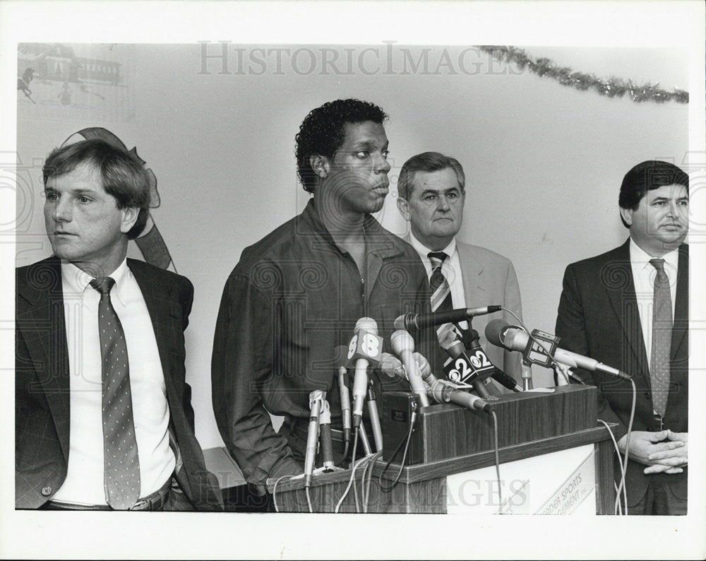 1986 Press Photo Dwight Gooden on Press conference. - Historic Images