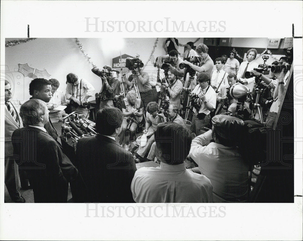 1986 Press Photo Dwight Gooden Held a News Conference. - Historic Images