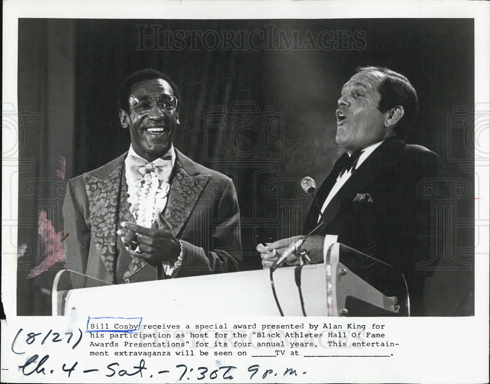 1977 Press Photo Bill Cosby award for hosting Black Athletes Hall of Fame - Historic Images