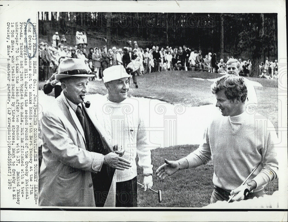 1970 Press Photo Bing Crosby shakes hands Bert Mancey  Crosby National Pro Am - Historic Images