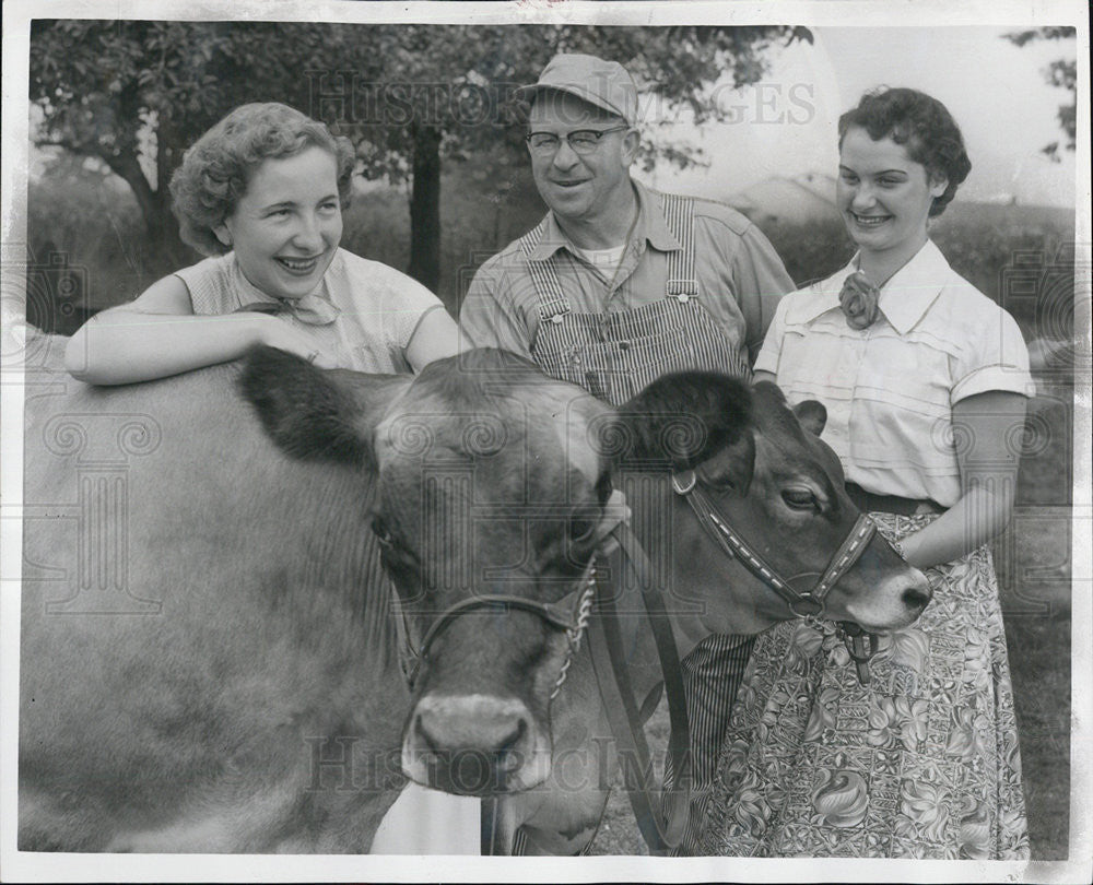 1955 Press Photo Monique Demyttenaere with H.D. Frizelle and his daughter, Nora - Historic Images