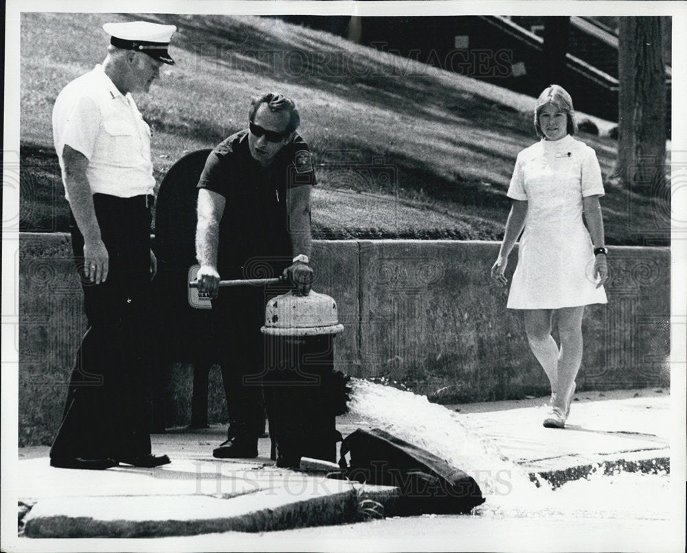 1977 Press Photo Water Pressure problem hydrants due to open hydrants overheated - Historic Images