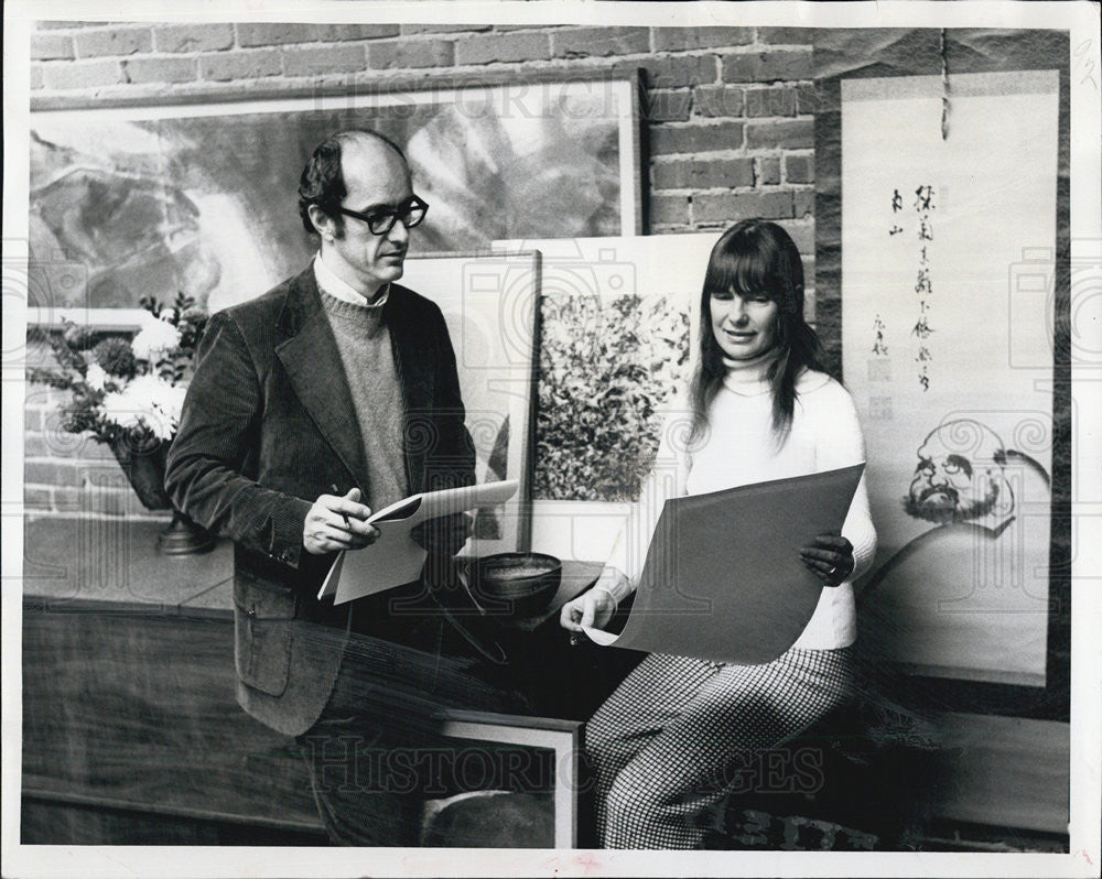 1972 Press Photo Donald Bell  Polly Friedlander Gallery Owner Art Auction - Historic Images