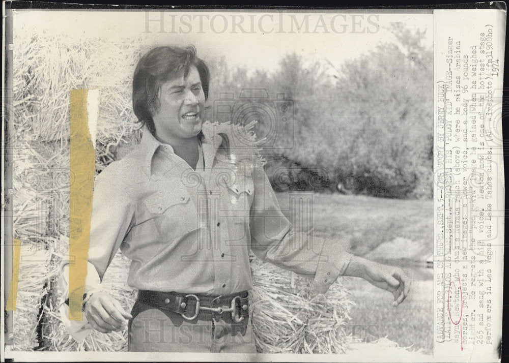 1974 Press Photo Singer Wayne Newton owns Nevada ranch raises Arabian horses - Historic Images