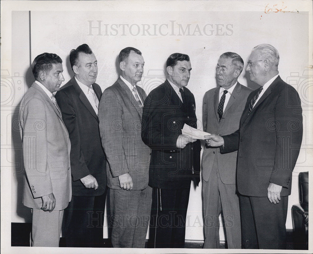 1960 Press Photo Policemen named Traffic Men of Month by 
Citizens Traffic Board - Historic Images