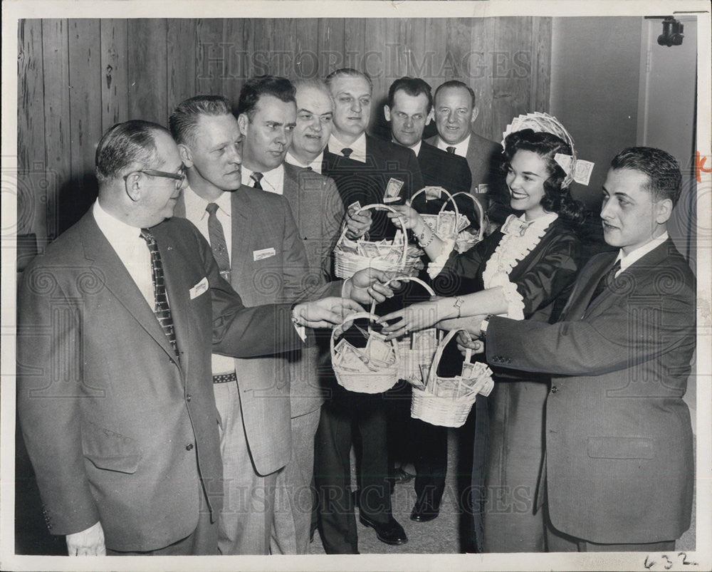 1958 Press Photo Easter Baksets filled $2000 to heroic chicago Policemen - Historic Images