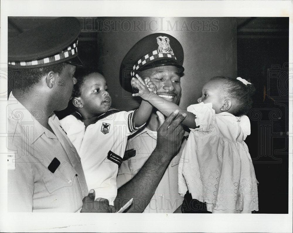 1990 Press Photo Two policemen honored solving auto theft pattern - Historic Images