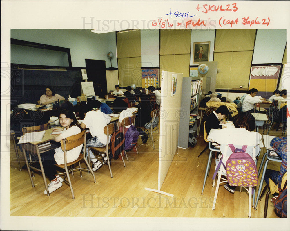 1992 Press Photo Chicago Burns Schools.Fourth and Fifth grades shares classroom. - Historic Images