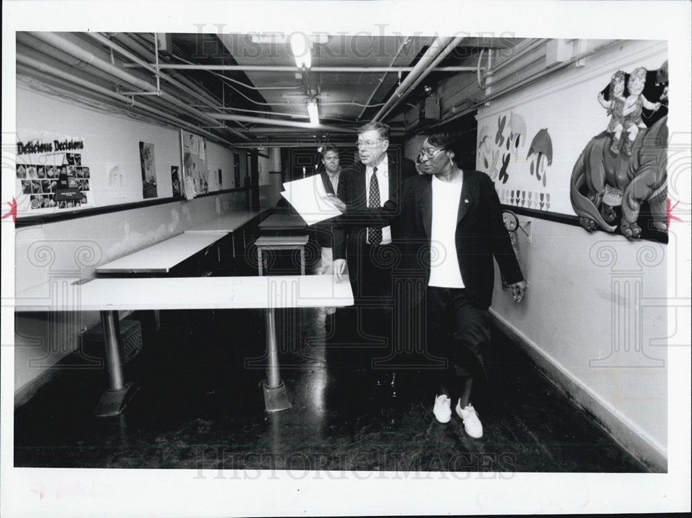 1991 Press Photo William Bayford Elementary School table scattered at hallway. - Historic Images