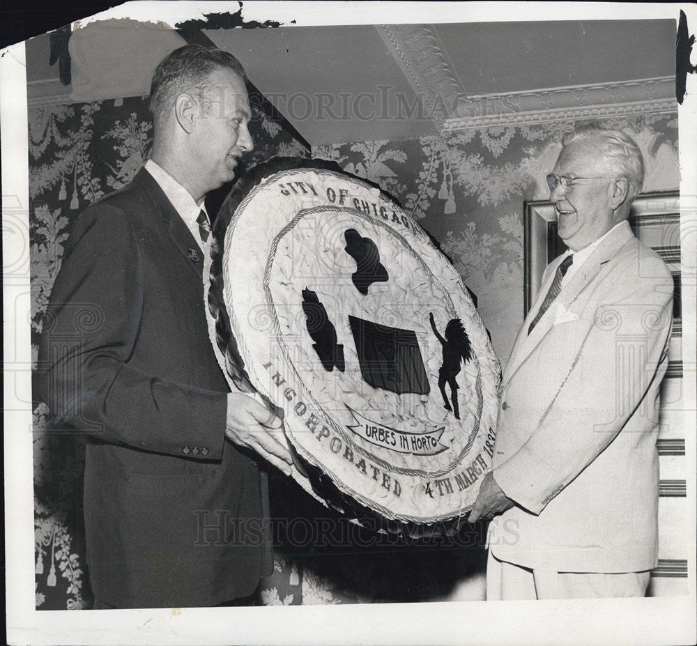 1959 Press Photo Leader Of The Society Of American Florists Giving Plaque - Historic Images