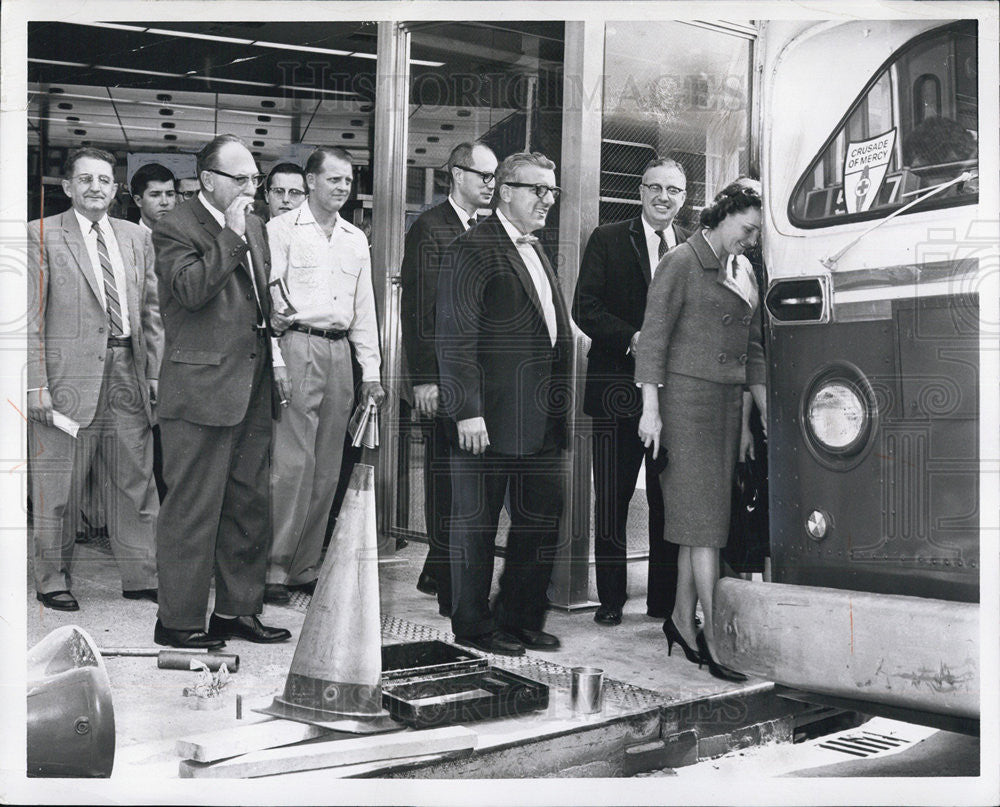 1961 Press Photo Employees of The Daily News and Sun Times, riding on a bus. - Historic Images