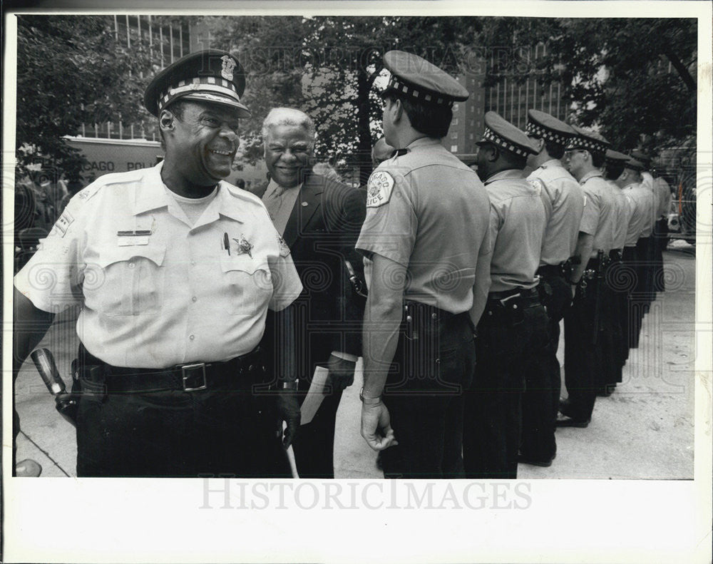 1987 Press Photo Mayor  Washington reviews 60 police officer who daily patrols. - Historic Images