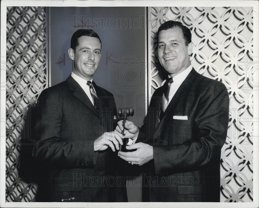 1964 Press Photo Thomas Adams Pres.of Campbell Ewald pass the gavel to successor - Historic Images