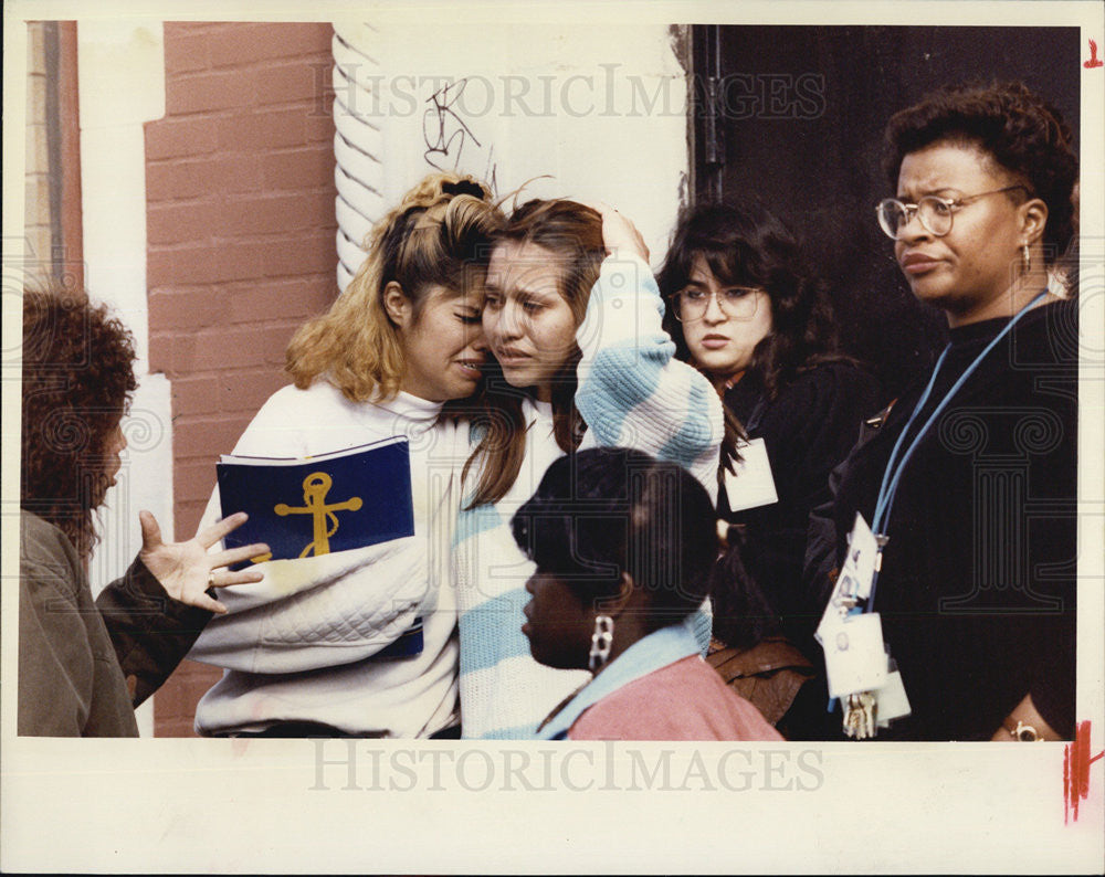 1991 Press Photo Farragut Students comfort each other. - Historic Images