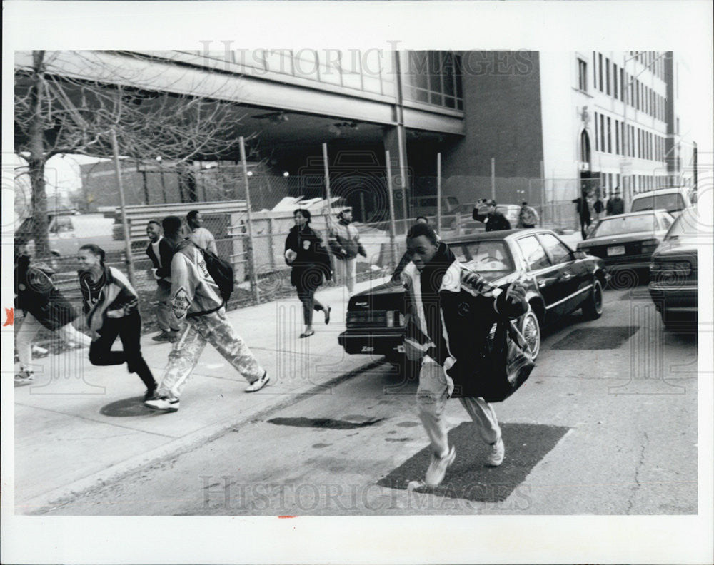 1991 Press Photo Student run out of school after someone pulled the fire alarm. - Historic Images