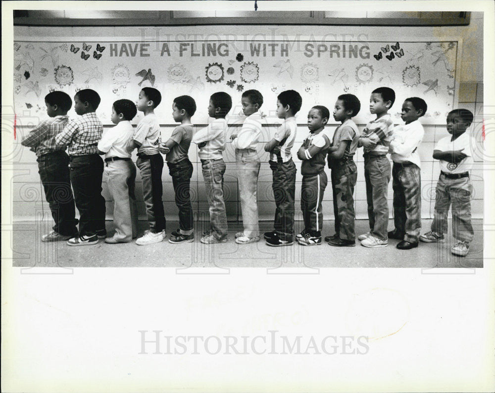 1986 Press Photo Farren Elem.Schools 1st graders line up to go to the classroom. - Historic Images