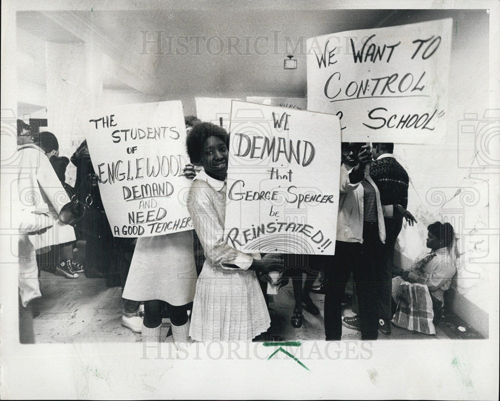 1969 Press Photo Student of Englewood High parade with sign in school corridor. - Historic Images