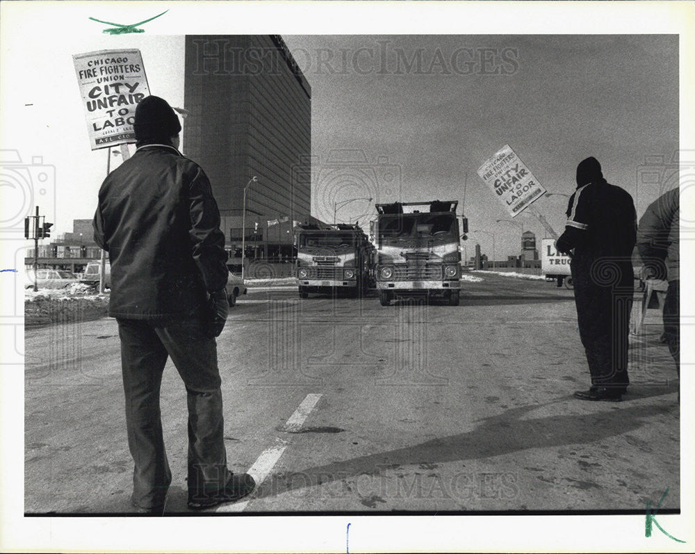 1980 Press Photo Striking Firefighters attempt to block-auto  carrier. - Historic Images