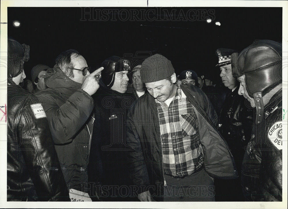 1980 Press Photo Striking Firemen accept offer of amnesty by fire Commissioner. - Historic Images