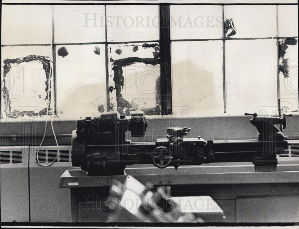 1973 Press Photo Broken Windows at Westernhouse Vocational High School. - Historic Images