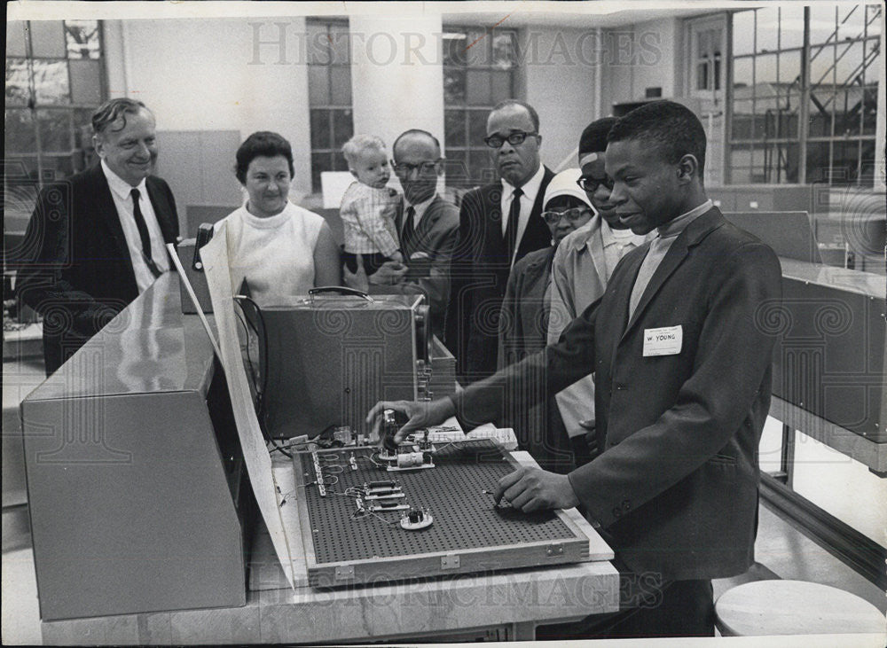 1968Press Photo Student of Westinghouse shows Operation on Electronics equipment - Historic Images