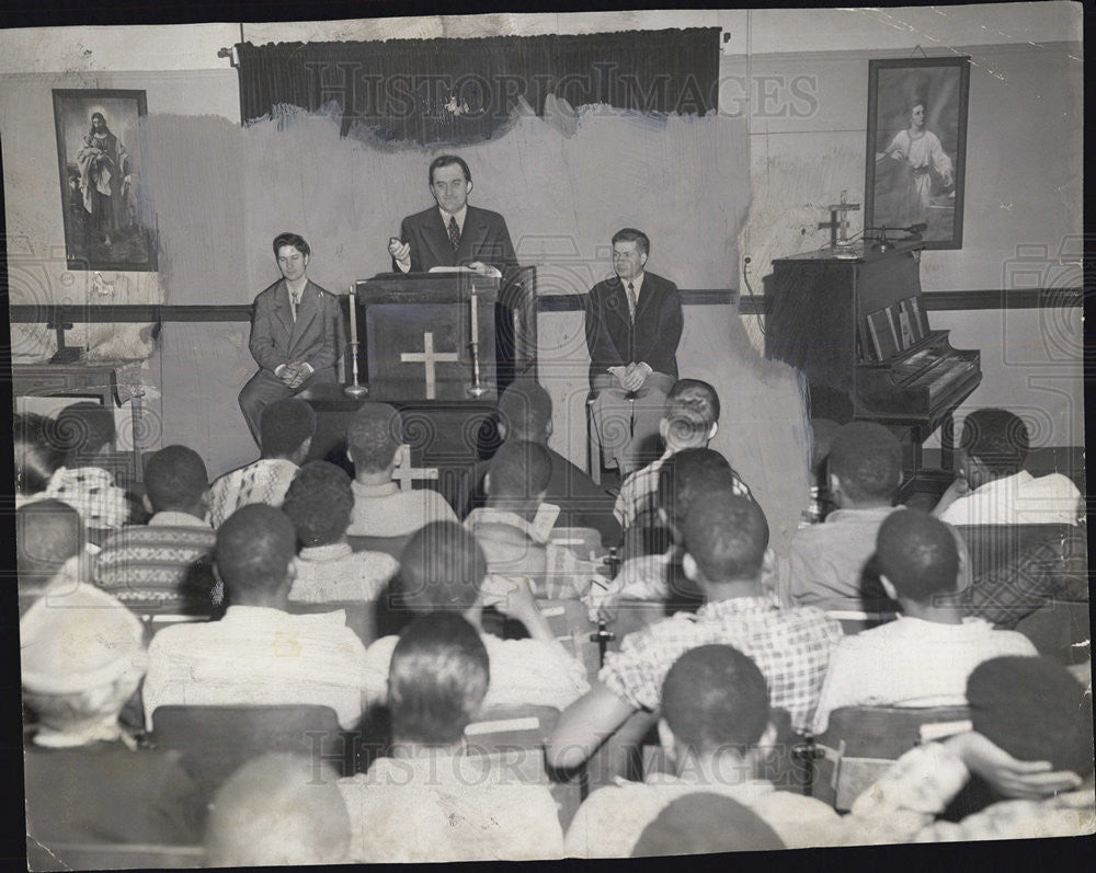 1955 Press Photo Rev. Clyde E.Weaver gives sermon at Chicago Parental School. - Historic Images