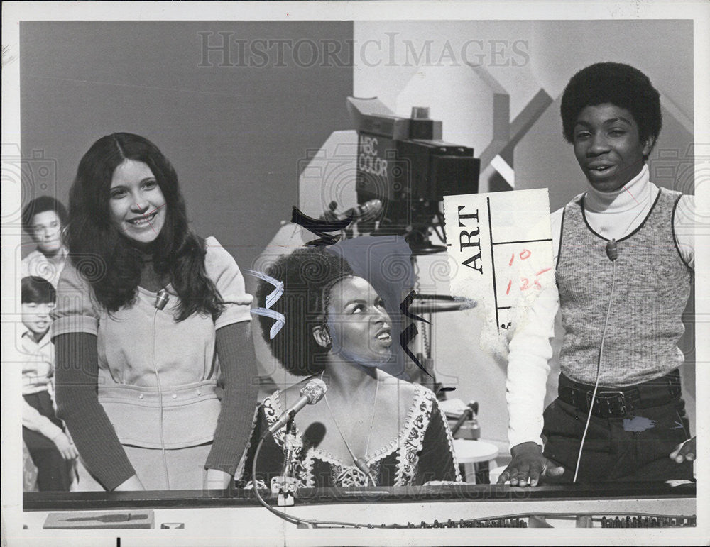 1973 Press Photo Singer Roberta Flack joins teenage host. - Historic Images