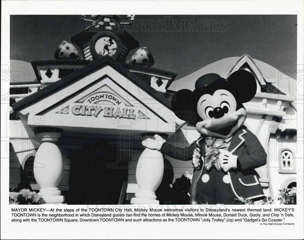 Press Photo Mickey Mouse welcomes  the visitors at Toontown City Hall. - Historic Images