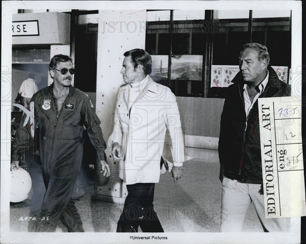 1974 Press Photo Charlton Heston Airport 1975 - Historic Images