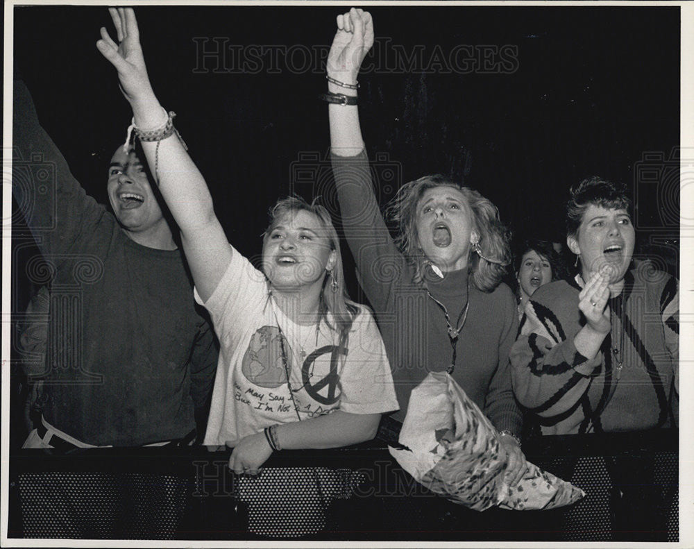 1992 Press Photo Fans Screaming for U2 - Historic Images