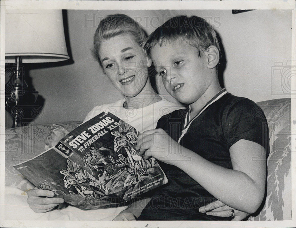 1963 Press Photo Jan Sterling and son Adam at Ritz Carlton - Historic Images