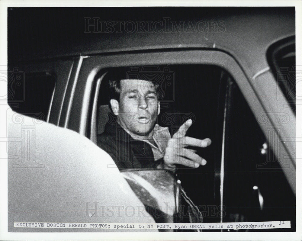 1986 Press Photo Ryan O&#39;Neal admonishes obnoxious and overzealous photographer - Historic Images