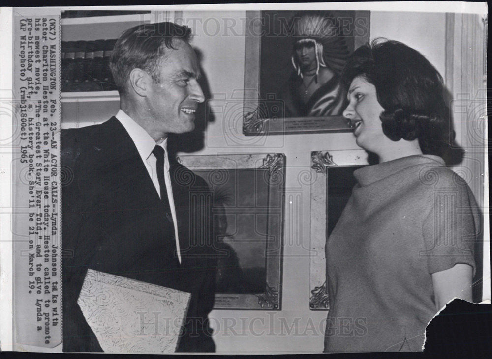 1965 Press Photo Lynda Johnson talks with Charlton Heston - Historic Images