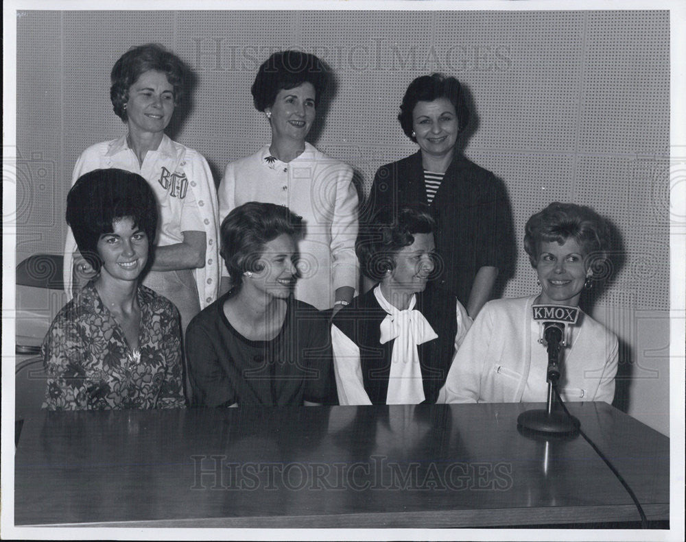 Press Photo Ladies KMOX - Historic Images