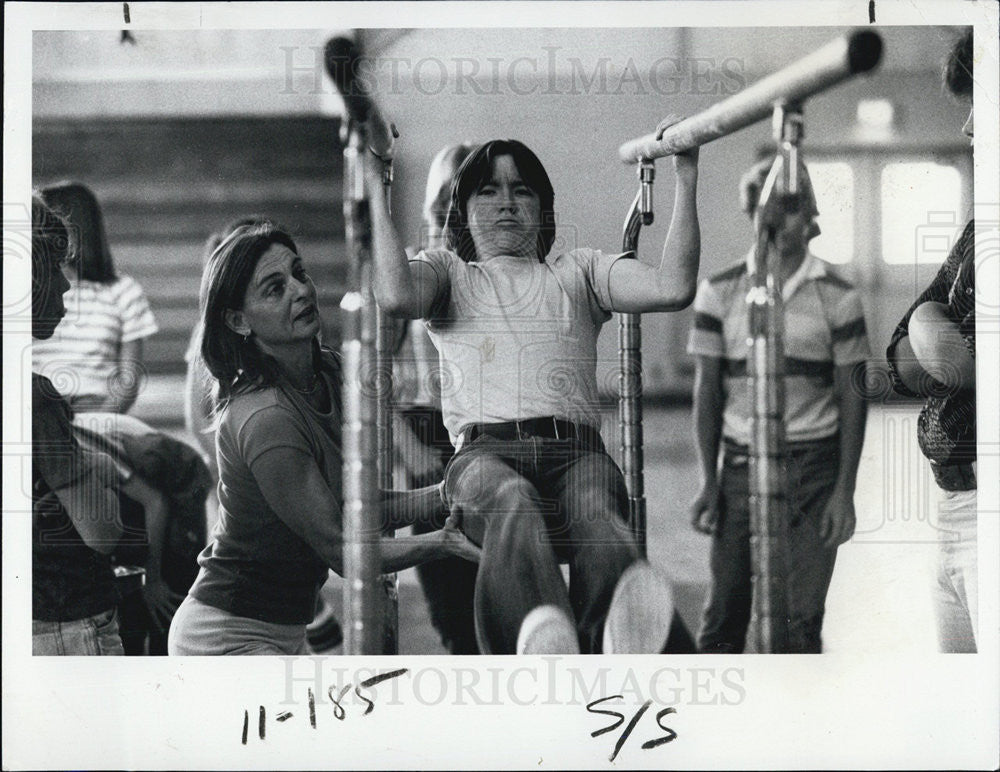 1979 Press Photo Gymnastics instructor Jo Lofland and student Frank Kirkpatrick - Historic Images