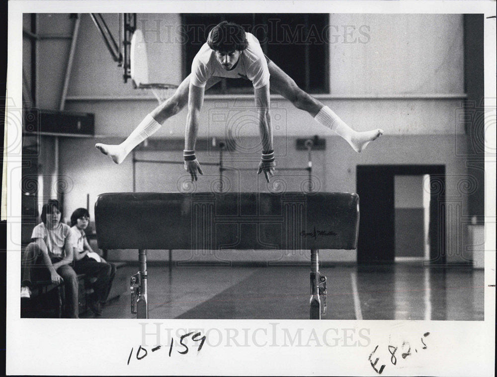 1979 Press Photo Kevin Tolliver leaping over the gymnastics horse - Historic Images