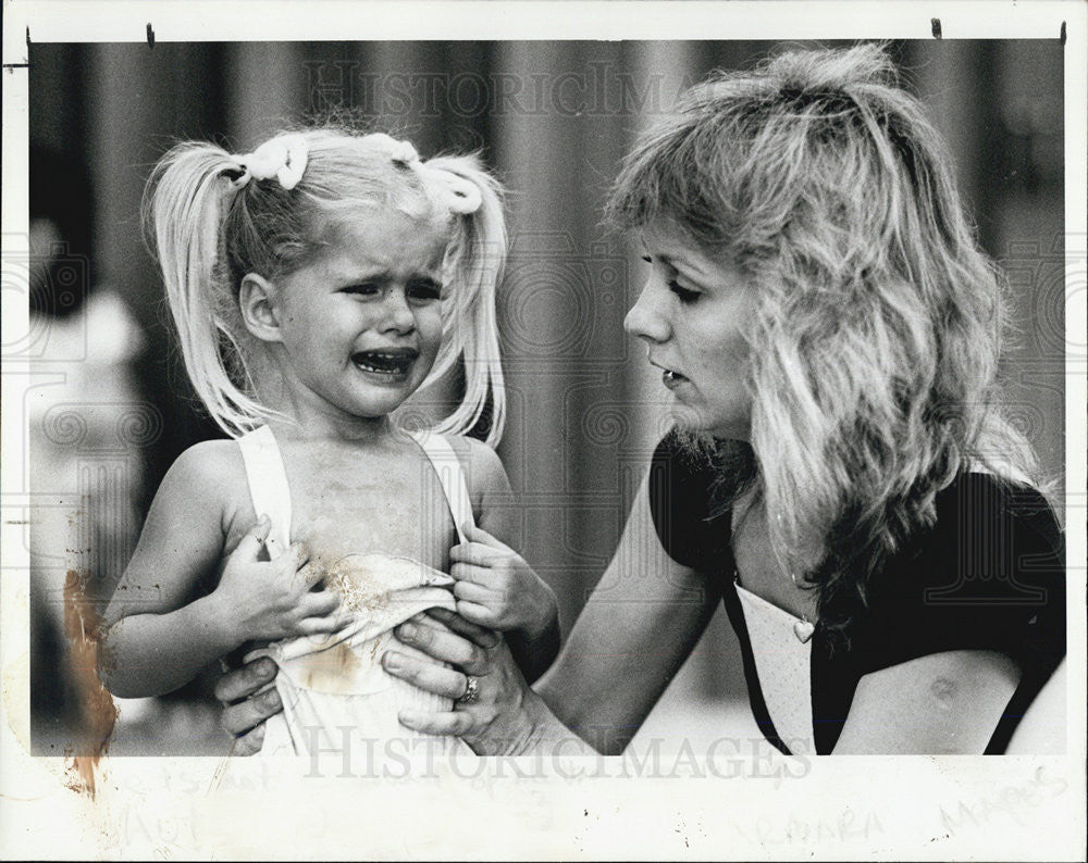 1986 Press Photo Instructor Barbara Mapes comforts Autumn Horton - Historic Images