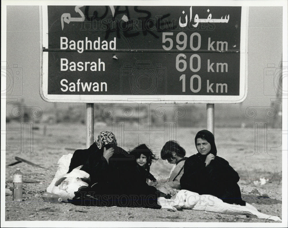 1991 Press Photo Kuwatis trying to leave Iraq - Historic Images