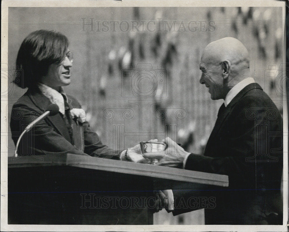 1975 Press Photo President of Phi Alpha Tau presents Yul Brynner with award - Historic Images